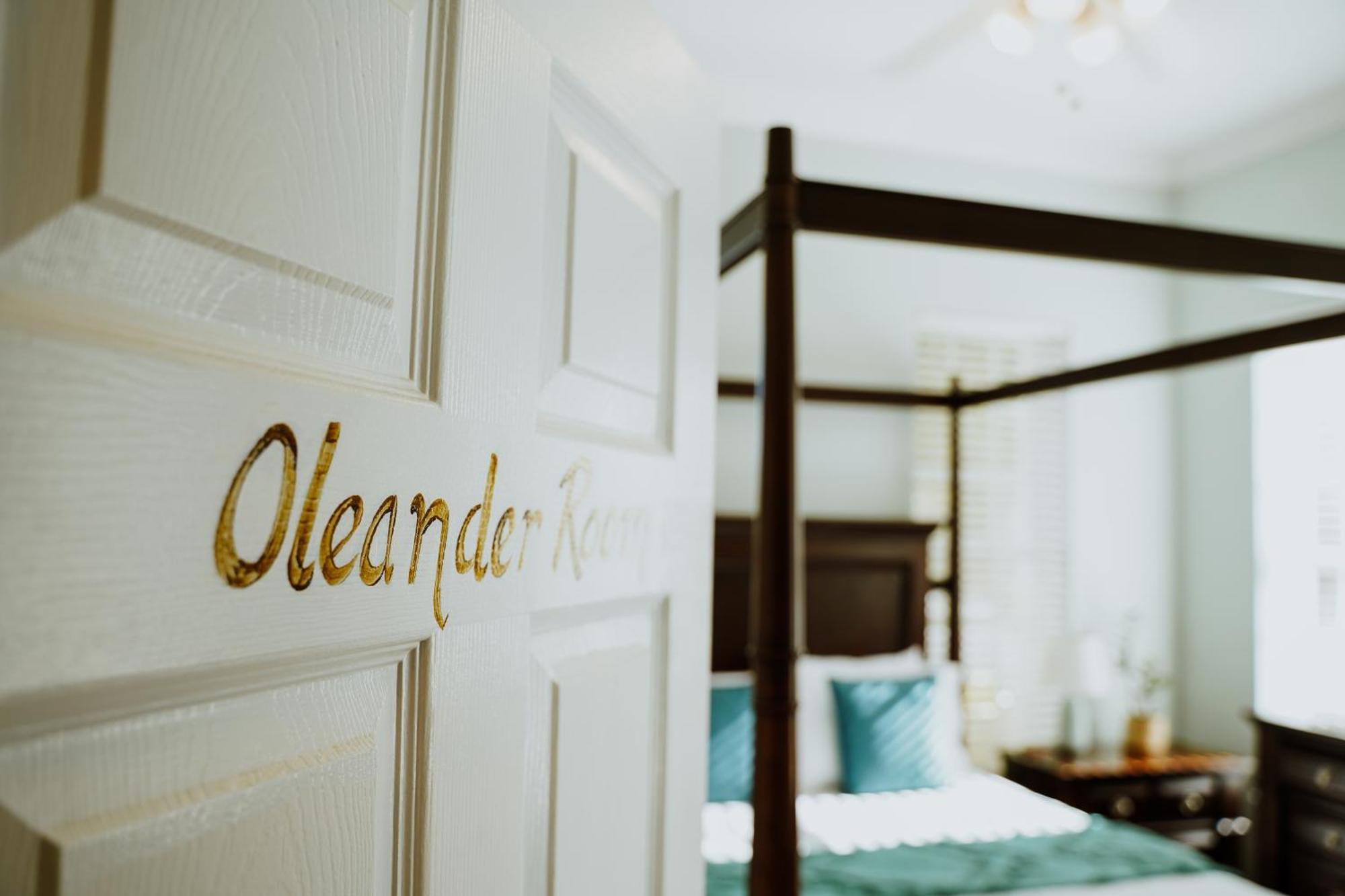 Shangri-La Boutique Bed & Breakfast West Bay Exterior foto